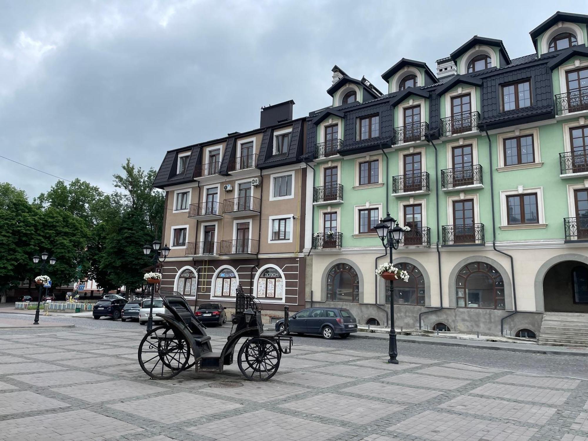 Ferienwohnung «Гори́Ще На Площі Польський Ринок» Kamjanez-Podilskyj Exterior foto